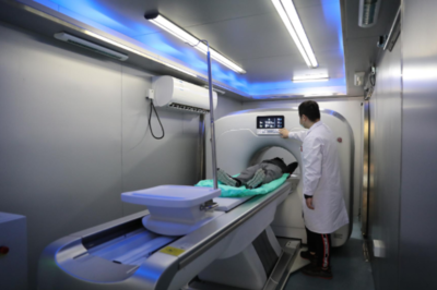 移動(dòng)CT車駛?cè)胛錆h科技大學(xué)醫(yī)院，科技助力復(fù)工復(fù)產(chǎn)體檢提速