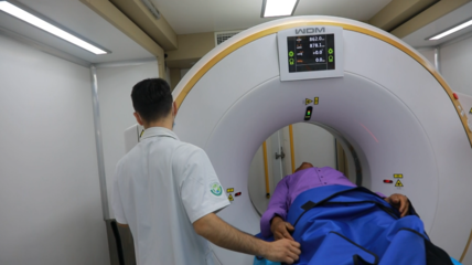 寧波援疆醫(yī)生把診室搬到了村民的家門口 移動(dòng)CT車